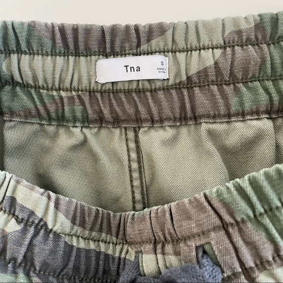⭐️HP⭐️ Aritzia TNA Alix Camouflage Joggers Pant - Picture 5 of 11